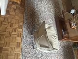un salon avec un canapé et une chaise