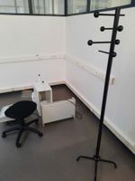 2 tabourets mobiles, table (60 x 120 cm), table trapézoïdale…