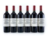 six bouteilles de vin rouge sont alignées