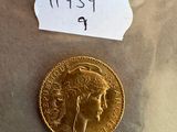une pièce d'or avec l'image d'une femme dessus
