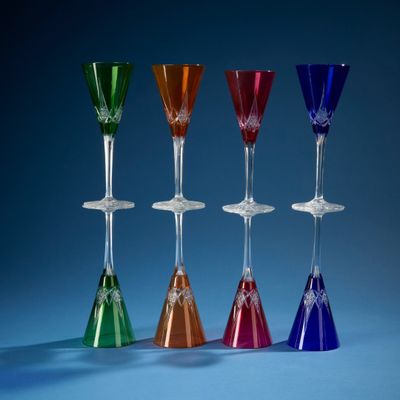 BACCARAT. Ensemble de huit verres de couleur en cristal tail…