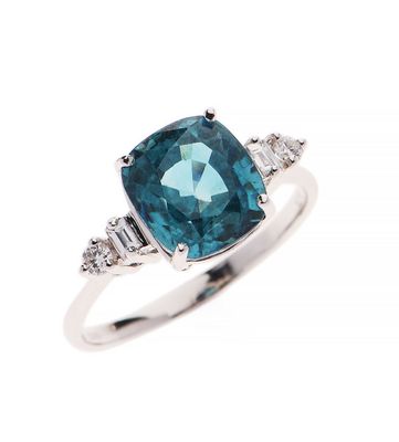 Gros plan sur une bague ornée d'une topaze bleue et de diamants