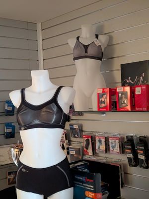 un mannequin féminin vêtu d'un haut de soutien-gorge noir et d'une culotte noire