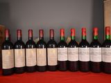 plusieurs bouteilles de vin sont alignées sur une table