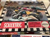 une image représentant une boîte sur laquelle figure l'image d'une voiture de course
