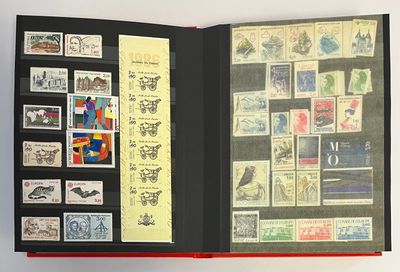 un livre ouvert avec des timbres sur une table