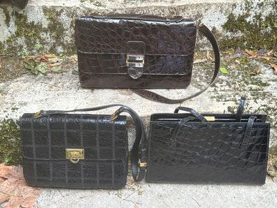 deux sacs à main noirs posés l'un à côté de l'autre sur les marches