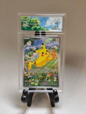 un gros plan sur une carte à collectionner Pokémon dans un étui en plastique
