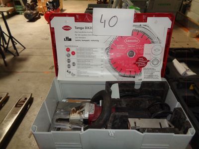 une boîte contenant une lame circulaire rouge