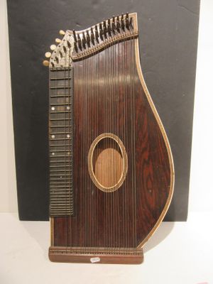 un instrument en bois exposé sur une table