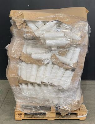 une palette remplie de rouleaux de papier toilette blanc emballés dans du plastique
