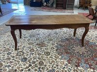 Table en bois fruitier reposant sur quatre pieds galbés. (photo 3)