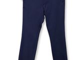 Les pantalons bleu marine pour enfants sont exposés dans le magasin de vêtements pour enfants.