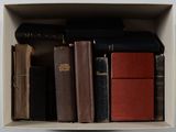 une boîte blanche contenant tout un tas de livres