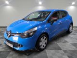 une voiture bleue est garée dans une pièce au sol à carreaux