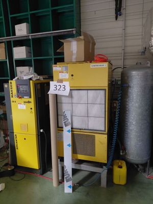 une machine jaune qui se trouve dans une pièce