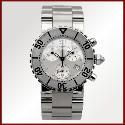 gros plan d'une montre sur fond blanc