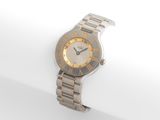 gros plan d'une montre-bracelet avec des chiffres romains