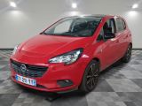 L'Opel rouge est garée dans une pièce au sol en damier.