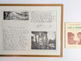 une photo d'une photo et un livre accrochés au mur