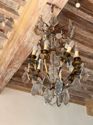 un lustre suspendu au plafond d'une pièce