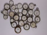 tout un tas d'horloges posées sur une table