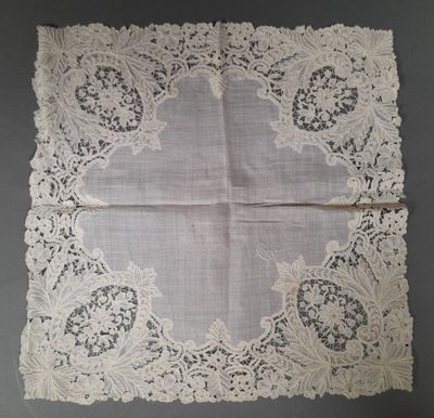 un morceau de dentelle blanche posé sur une nappe