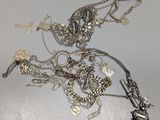 un tas de bijoux en argent posés sur une table