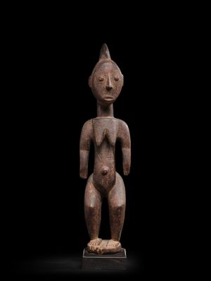 une image représentant une statue en bois d'une femme debout sur une surface noire