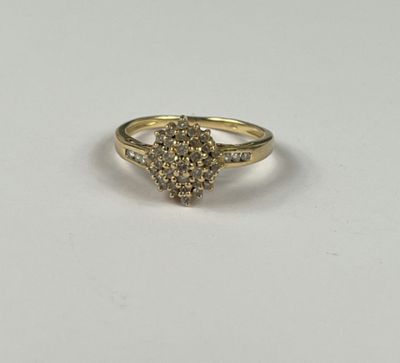gros plan d'une bague en diamant sur une surface blanche