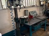 une machine posée sur une table dans une pièce