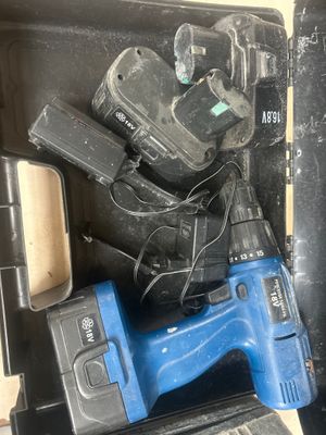 une image représentant une boîte à outils remplie d'outils tels qu'une perceuse, un marteau et d'autres outils
