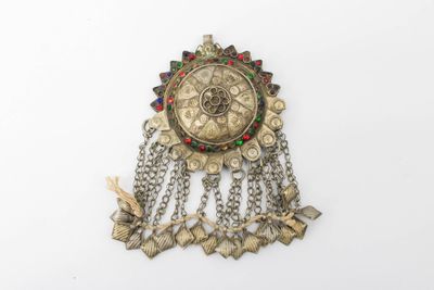 Pendentif parure de forme circulaire bombé, orné en son cent…