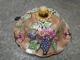 une assiette décorative ornée de raisins et de fleurs