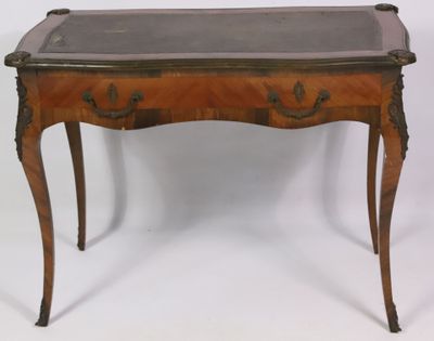 Petit bureau de dame toutes faces en placage de bois de rose…