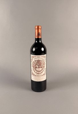 une bouteille de vin posée sur une table
