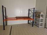 une pièce avec des étagères et une table à l'intérieur