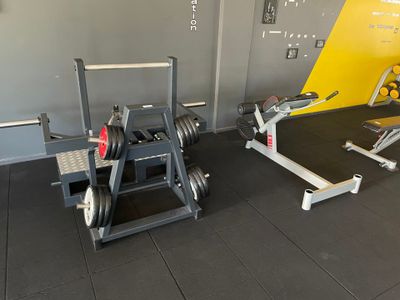 deux appareils posés à même le sol dans la salle de sport