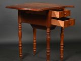 l'image d'une petite table en bois avec un tiroir en dessous