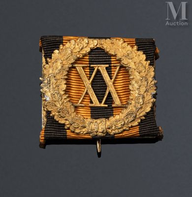 une image représentant un insigne doré et noir orné d'une couronne