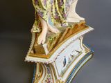 une figurine représentant une femme assise sur une table