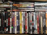 beaucoup de dvd dans une boîte sur la table
