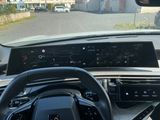 un tableau de bord de voiture équipé d'un écran numérique et d'un volant