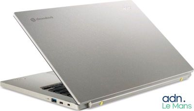 l'ordinateur portable est ouvert sur une surface blanche, avec un logo à l'écran