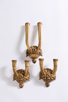 trois appliques murales en métal doré ornées de motifs élaborés