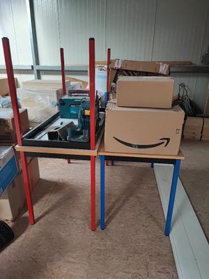 une table sur laquelle se trouvent des boîtes ornées d'un sourire