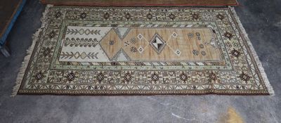 LOT DE DEUX TAPIS Comprenant : TAPIS TURC