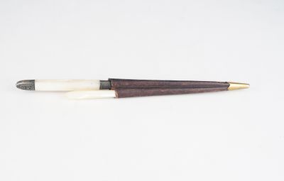 un gros plan d'un stylo sur une surface blanche avec un fond blanc