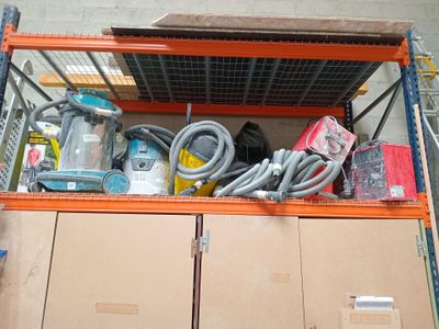 une étagère sur laquelle sont posés tout un tas d'outils