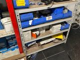 un espace de travail où les étagères regorgent d'outils